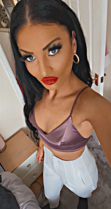 Time to grab some food and a few cheeky 🍷🍷🍷 See what I get up to on my onlyfans https://t.co/tFkFNN9