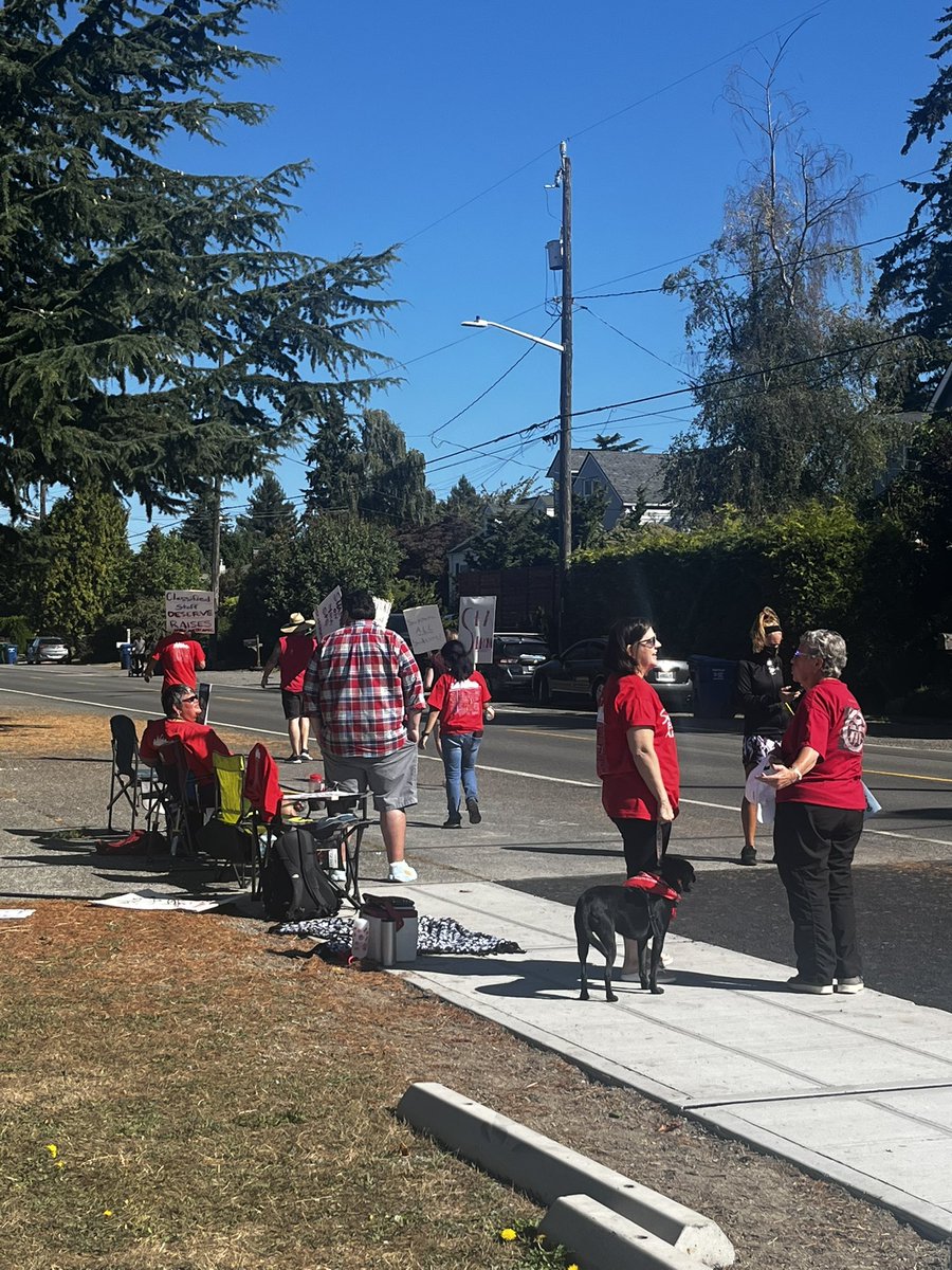 EmInSeattle's tweet photo. Seattle parents support Seattle teachers! Do the right thing, @SeaPubSchools. And do it fast - our kids need to be in school. https://t.co/Tz5pjYpvDz