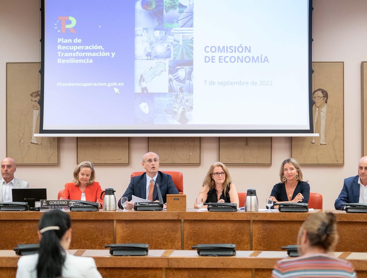 AliciaGarcia_Av's tweet photo. La ministra Calviño: “gozamos de un fuerte crecimiento económico”

Un Gobierno triunfalista, alejado de la realidad, con
✔️Una inflación del 10%. La más alta de los últimos 40 años
✔️Con un 27,8% de españoles en riesgo de pobreza
✔️Con la factura de la luz más cara de la historia https://t.co/DZuZ7hJOWt
