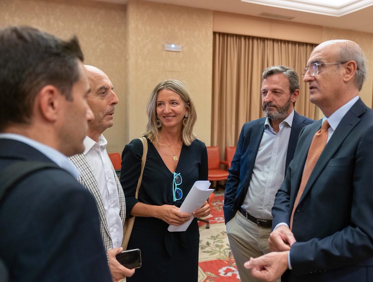 AliciaGarcia_Av's tweet photo. La ministra Calviño: “gozamos de un fuerte crecimiento económico”

Un Gobierno triunfalista, alejado de la realidad, con
✔️Una inflación del 10%. La más alta de los últimos 40 años
✔️Con un 27,8% de españoles en riesgo de pobreza
✔️Con la factura de la luz más cara de la historia https://t.co/DZuZ7hJOWt