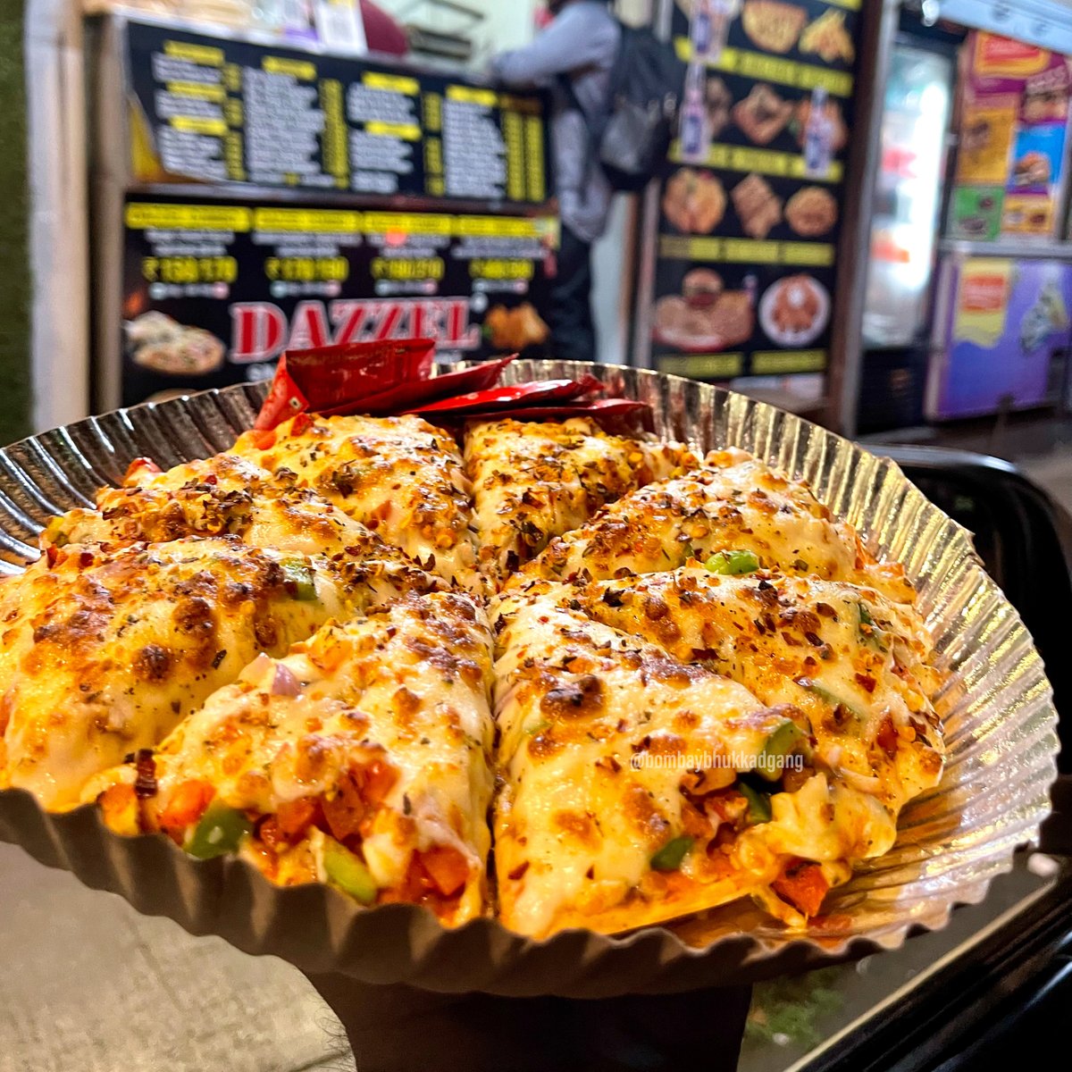 Bombaybhukkadg1's tweet photo. 📸In Frame: -Veg cheese pizza🍕
Dazzel Veg and Non-veg Restaurant
It is near Mandvi police station, opposite Victoria Docks fort.
 #mumbaifoodjunkie   #mandvi   #pizzaholic    #pizzaaddict   #pizzaforever    #italiandish    #italianblogger   #thanefoodie https://t.co/OHQDIM9Hjw