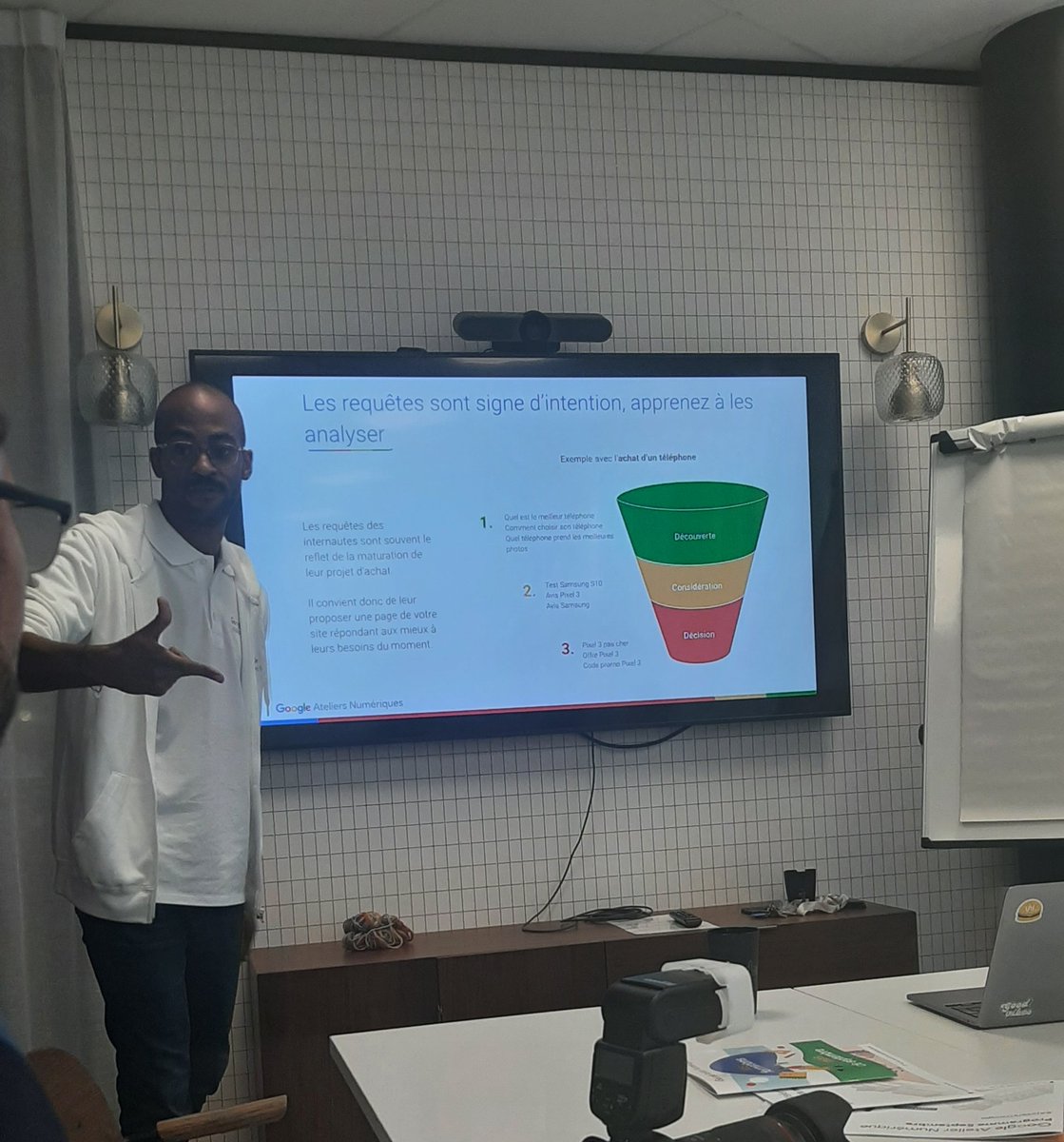 cleliamotte's tweet photo. 🙏 Merci aux ateliers numériques Google de Rennes, à sa directrice Audrey Leroy et à Pierre-Olivier, coach qui ont reçu les membres du @Club_CBC35 pour une présentation des Ateliers et une conférence flash super pédagogique sur le SEO https://t.co/tkmmi22LU3