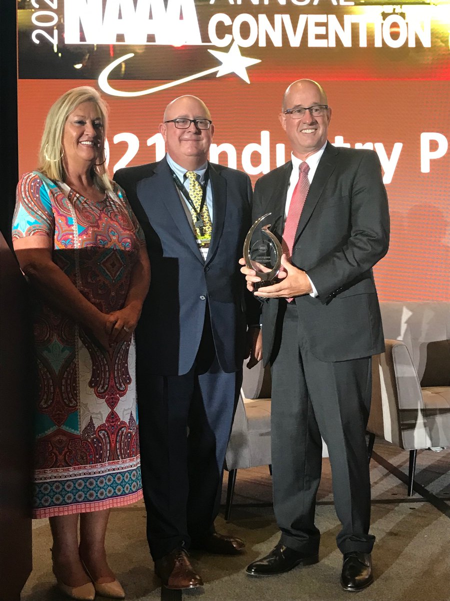 Warren Byrd (right) accepts NAAA Pioneer Award from Laura Taylor and Charles Nichols.