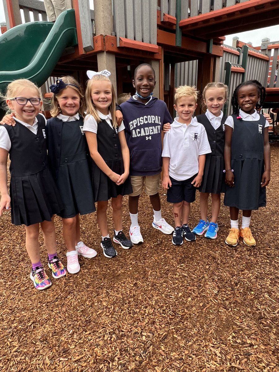 Ea1785's tweet photo. Bubbles, balloons, welcome signs, hugs, high-fives, and a red carpet made today's Lower School Opening Day one to remember! 🥳 Here's to a grEAt year of learning and growing! #EAfirstday https://t.co/3zV32IyFQQ