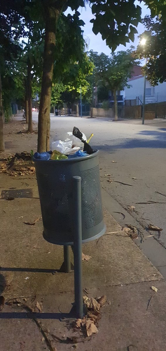 JepdeNavas's tweet photo. Totes les papereres del Passeig de la Font del Ferro a @santhilari estan plenes de fa dies... qui ho gestiona això? Potser l'Ajuntament hauria de resoldre-ho que fa FÀSTIC https://t.co/JTPRD3OGJv