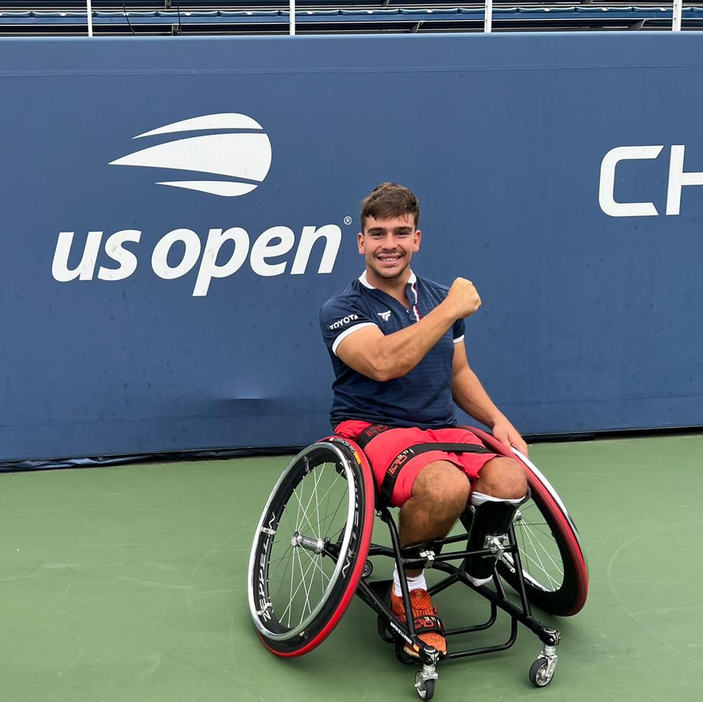 tindelapuente's tweet photo. 🎾♿️🇺🇸💪VICTORIA HOY EN EL @usopen en individual contra 🇬🇧 Gordon Reid (6-2, ret.).
Mañana empezamos también el cuadro de dobles
Muy contento al debutar en otro Grand Slam con victoria
VAMOS CON TODO!!!!!
@worldtennis #NYC #tennis @CARSantCugat #DreamBig @deportegob #USA https://t.co/8pUHQtwL3j