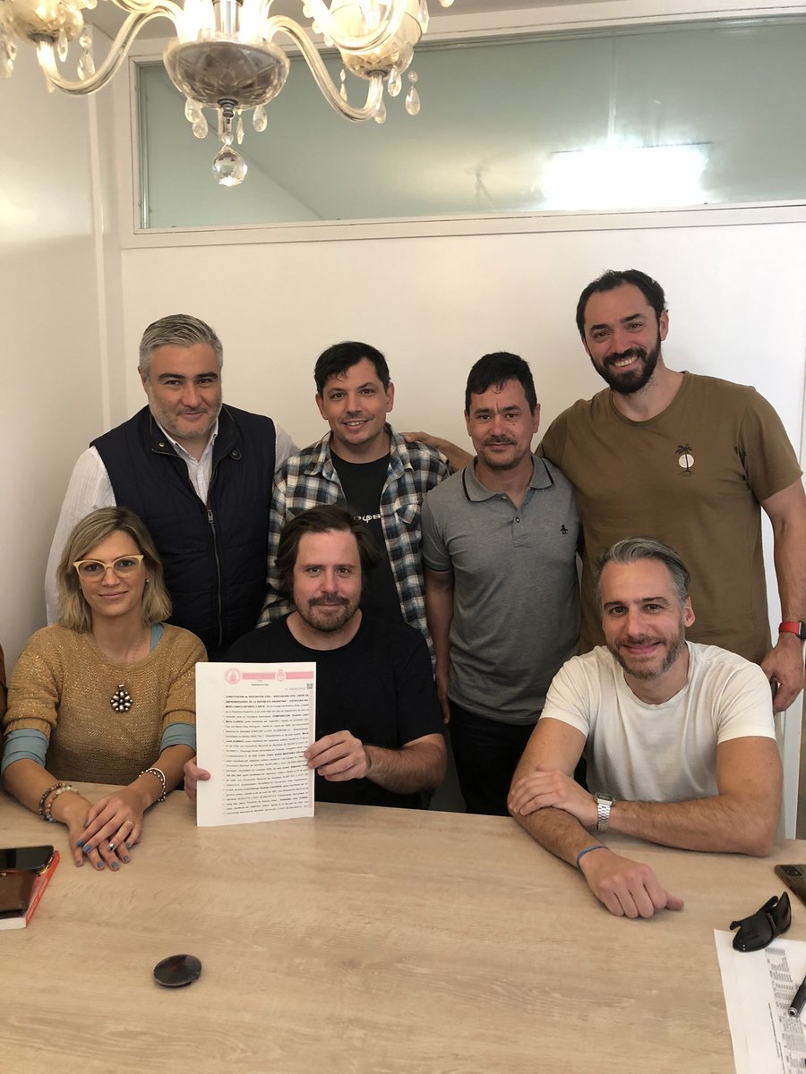 Con la firma de la CD, representantes de diferentes actividades, quedó conformada la Unión de Emprendedores de la República Argentina, como *organización nacional* dedicada a la representación de emprendedores, comerciantes, cooperativas y Monotributistas.  Gracias a todos 💪🏻💪🏻🇦🇷