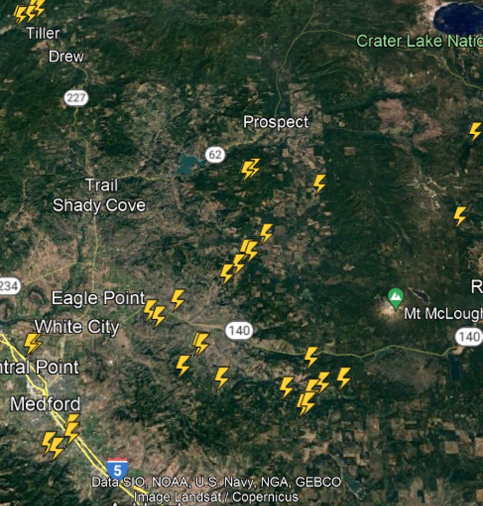 RRSNF's tweet photo. The #RRSNF is responding to four different reports of smoke on the SMRD and the HCRD. Be cautious recreating or travelling on public lands. Any new fire could create problems for fire fighters. Click here for the whole update https://t.co/45m6LOTwBi https://t.co/6BBUmITDaA