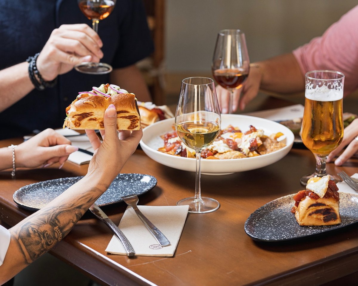 🕐 𝙷𝚘𝚛𝚊𝚛𝚒𝚘 𝚎𝚜𝚙𝚎𝚌𝚒𝚊𝚕

Esta semana tenemos horarios especiales. Jueves, domingo y lunes abrimos en horario de almuerzo y cena. 

Reserva ya tu mesa en el 656 44 55 25.