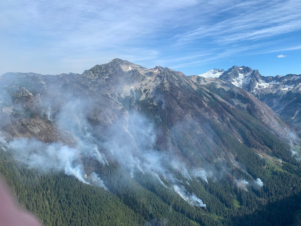 NWCCInfo's tweet photo. Incredible aerial photos showing the enormity of the #ChilliwackComplex in and around the North Cascades National Park! 

The four lightning-caused fires are currently estimated at 3,700 acres. More: https://t.co/QnaA53ZUHY

@FireAviationNPS 
@ForestServiceNW 
@MtBakerSnoNF https://t.co/44U5L7FmGF