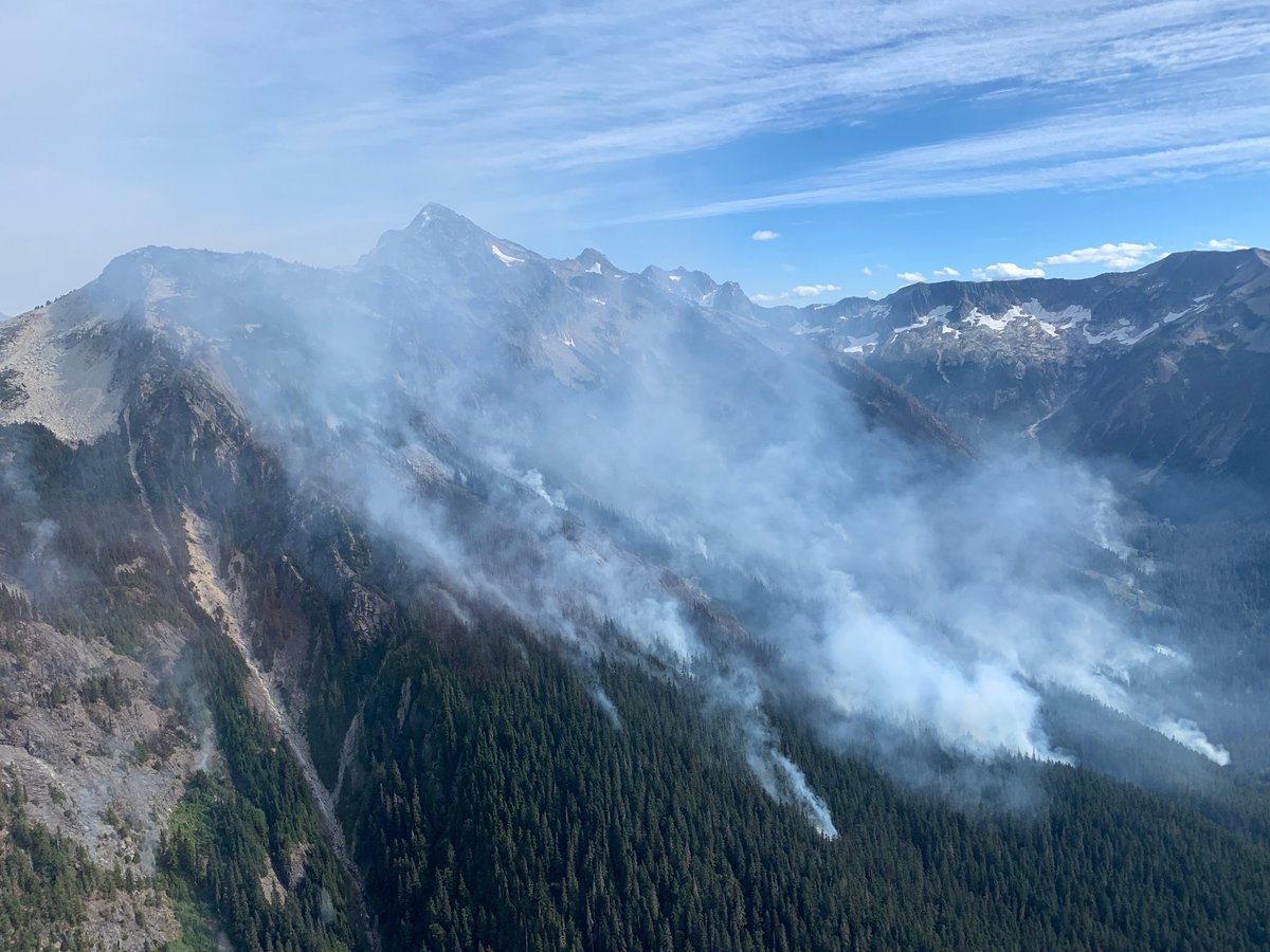 NWCCInfo's tweet photo. Incredible aerial photos showing the enormity of the #ChilliwackComplex in and around the North Cascades National Park! 

The four lightning-caused fires are currently estimated at 3,700 acres. More: https://t.co/QnaA53ZUHY

@FireAviationNPS 
@ForestServiceNW 
@MtBakerSnoNF https://t.co/44U5L7FmGF