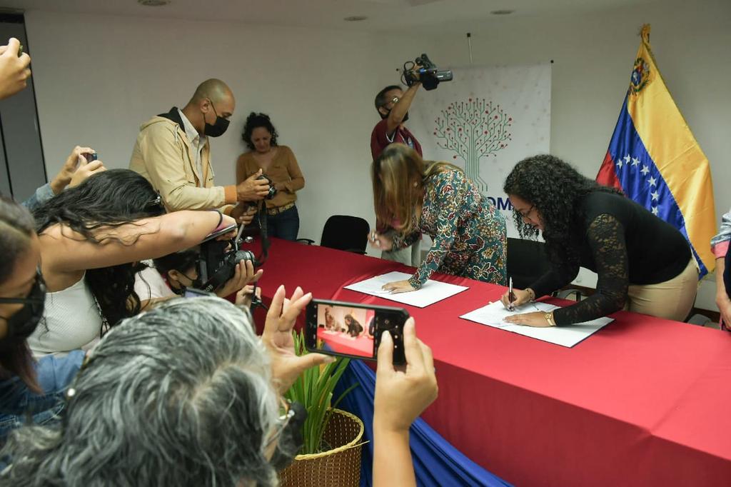 lauicom's tweet photo. 🚩🚩🚩 La rectora de la Universidad Internacional de las Comunicaciones, Tania Díaz y la ministra del Poder Popular para la Mujer e Igualdad de Género, Diva Guzmán firmaron este miércoles un convenio entre esta Casa de Estudios y la Escuela Feminista del Sur (FEMSUR). https://t.co/4DN0ONwl3F