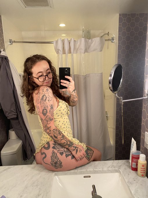 round of applause for hotel bathroom lighting https://t.co/8p4z4wI1Ep