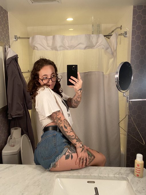 round of applause for hotel bathroom lighting https://t.co/8p4z4wI1Ep