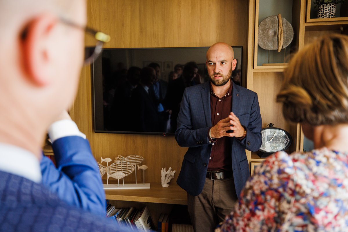 Notre fondateur <a href="/AlexisLeGoff/">Alexis LE GOFF 🦆</a> a eu la chance de pouvoir présenter à <a href="/agnesfirmin/">Agnès Firmin Le Bodo</a> <a href="/BBellanger76/">Bertrand Bellanger</a> <a href="/NicolasRouly/">Nicolas Rouly</a> <a href="/damienadam76/">Damien ADAM</a> <a href="/BonnaterreL/">Bonnaterre Laurent</a> notre cadre photo connecté pour les seniors aux Jardins de Matisse pour la remise de légion d'honneur de <a href="/jdmatisse/">Jean Marc VENARD</a> 
📷: <a href="/MissCaroba/">Caroline Bazin</a>