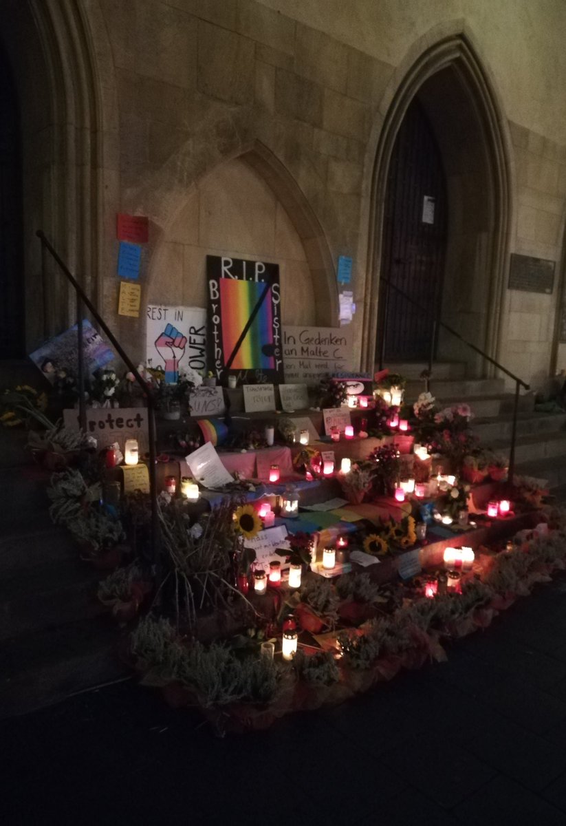 Wir beenden den Abend wie er im #RatMS begonnen hat mit einem Moment des Innehaltens. Der Tod von #Malte macht uns weiterhin fassungslos. #LGBTQIA+ #QueerLifesMatter #TransLifesMatter #Toleranz #Respect 🏳️‍🌈