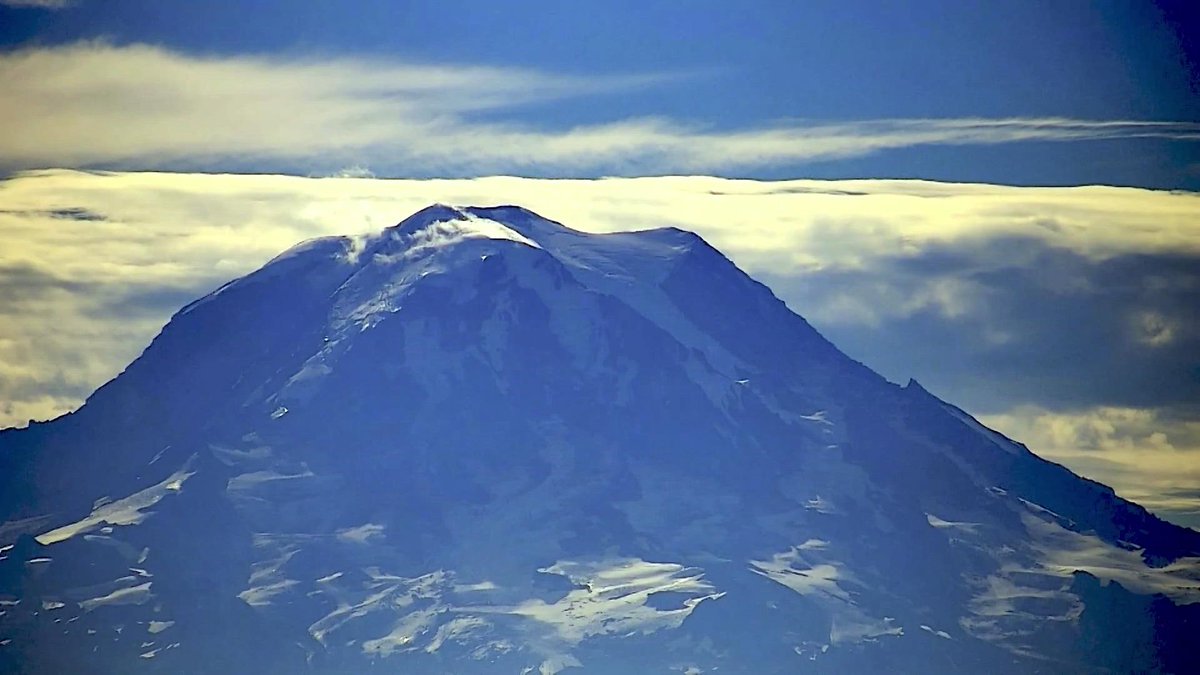 SEASummitFBA's tweet photo. Look, we're not saying a cloud formation that, at first, appeared to be Mt. Rainier venting, is some sort of sign regarding where @BurnerJT33 might play next season.

But we're not not saying that. https://t.co/JAfH3fZcDq