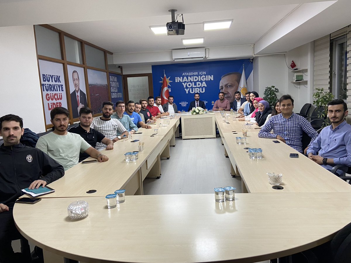 AtasehirAkGenc's tweet photo. İlçe Gençlik Kolları Başkanımız @ofarukcelikTR Başkanlığında İl Yönetim Kurulu Üyemiz @M_BurakCiftci ve Yönetim Kurulu Üyelerimizin Katılımlarıyla Haftalık Olağan İlçe Gençlik Kolları Yönetim Kurulu Toplantımızı gerçekleştirdik. https://t.co/CsjE4saACa