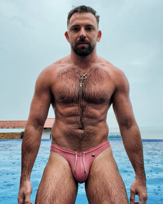 Swim in the rain 🌧 https://t.co/WWco6xw03A