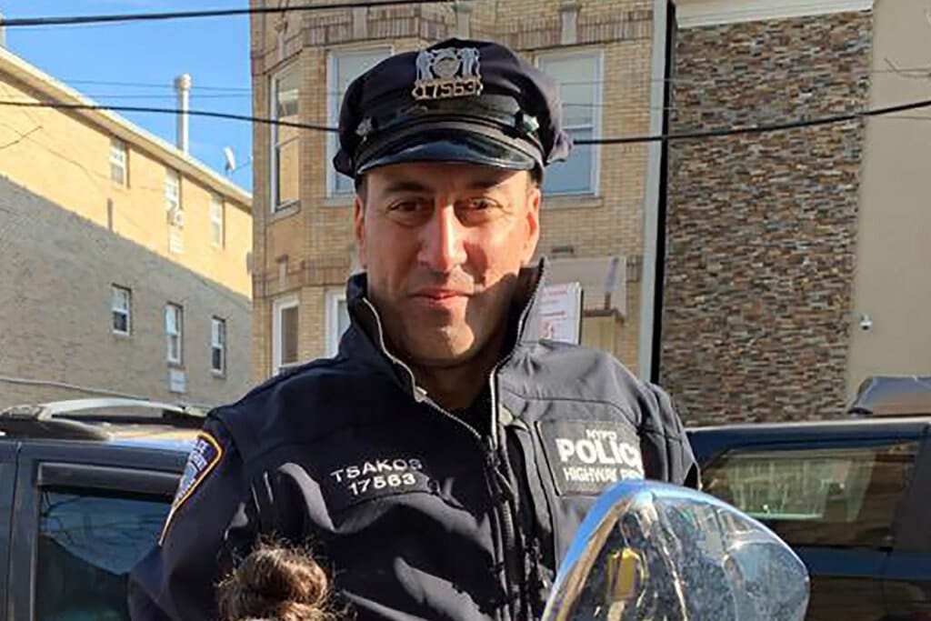 NYCPDDEA's tweet photo. Today, the DEA stood shoulder-to-shoulder with the loved ones of Detective Anastasios Tsakos to pack a Queens courtroom as the hearing in the case of our fallen hero moves forward. The DEA will continue to ensure justice is served! https://t.co/CzQekql0zZ