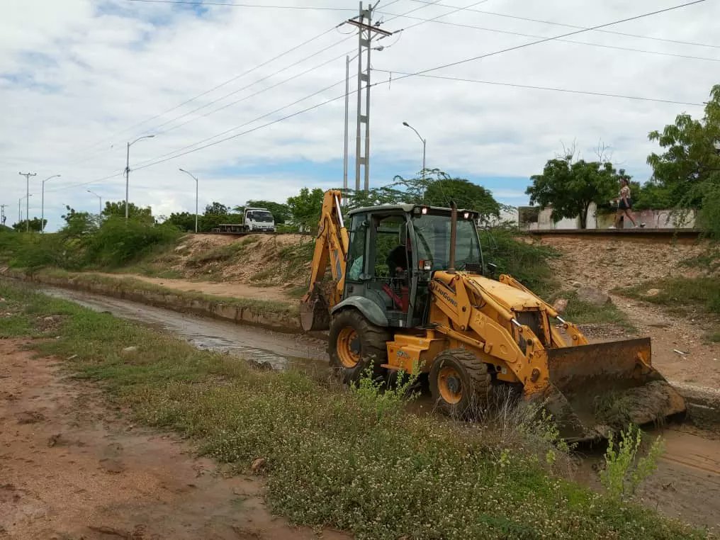 YulArmas_'s tweet photo. Continuamos limpiando los canales de agua en el Municipio, con apoyo del Gobierno Bolivariano y de la empresa privada hemos trabajado sin descanso durante estas dos semanas garantizando la seguridad de la población
#LaPatriaEnDesarrollo

@NicolasMaduro
@JoseGVielmaMora https://t.co/VgIUAxcldk