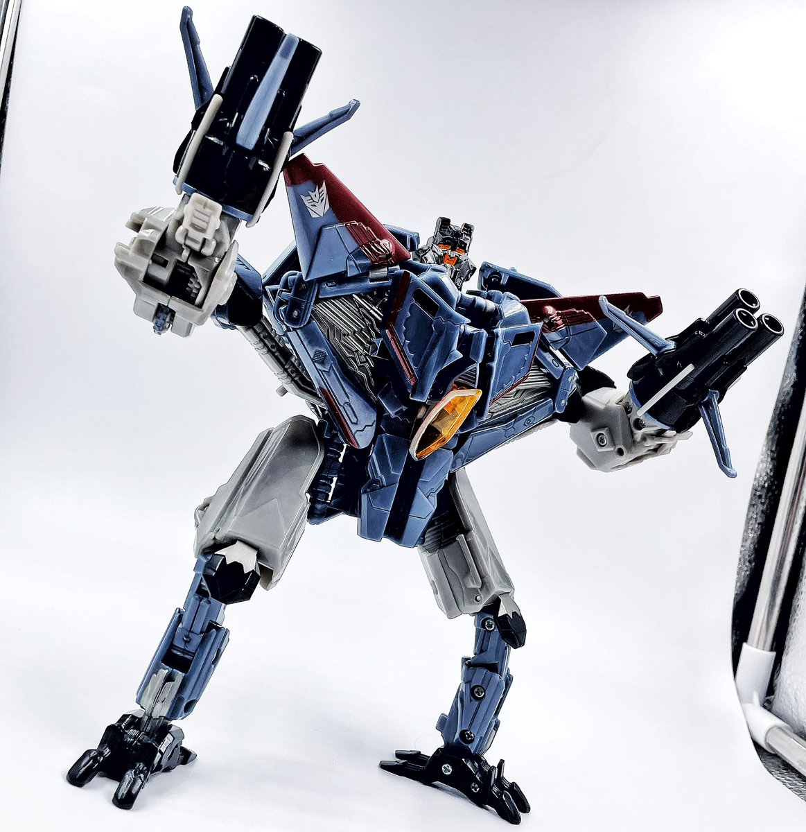 TheBWUproject's tweet photo. BWU: Decimus 
Figure: Movie 2007 Thundercracker
Part of the builder assembly, I took a lot of liberty with the assembly men because well, they are all just alpha trion looking dudes
This guy’s wacky with his gun hands, how can he pick anything up I love it https://t.co/4XHt79JjHu