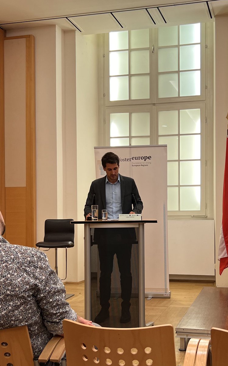 EvanCasella's tweet photo. MP @lukas_hammer discusses Austria’s citizen assembly for climate change. Their main message was “we are ready to do something now”.
@DA_vienna https://t.co/m1sVah27CX