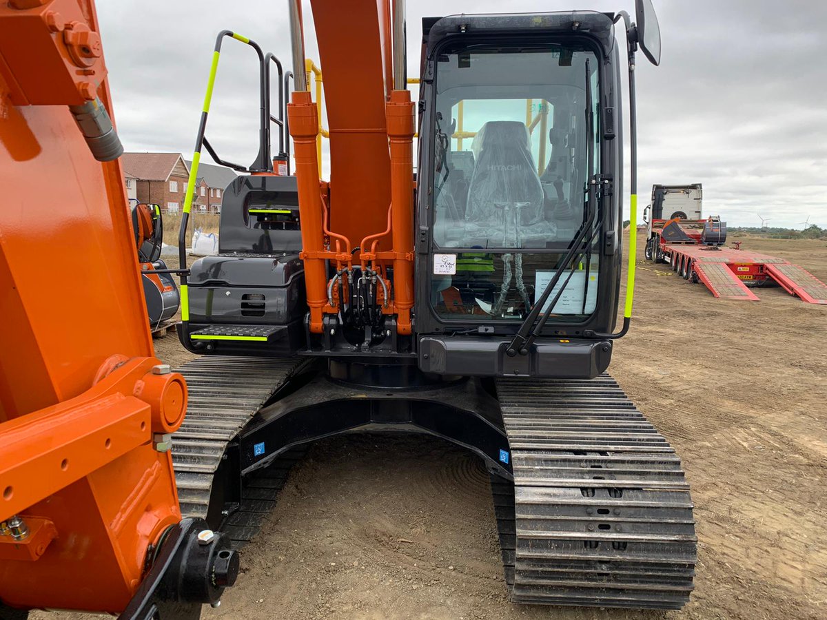 NRICivils's tweet photo. More of our new Hitachi machines arriving at our new Mulberry Homes development :) #construction #groundworks #hitachi https://t.co/54Zc87yaRr