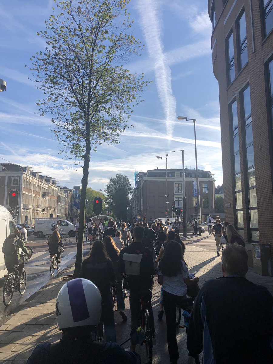 david_Adamwest's tweet photo. De teruggekeerde #fietsfile op het #weesperplein naar voren en naar achter gefotografeerd. https://t.co/owCR6bRlH2