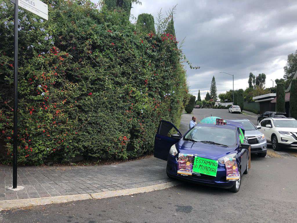 ysqsoy's tweet photo. @BlindarMH @AlcaldiaMHmx @MHGOByJ ambulantes en Bosque de Maples y Bosques de Reforma. Nos ayudan a retirarlos por favor?  @mauriciotabe obstruye la banqueta y la avenida. https://t.co/BLYzxEqj4O