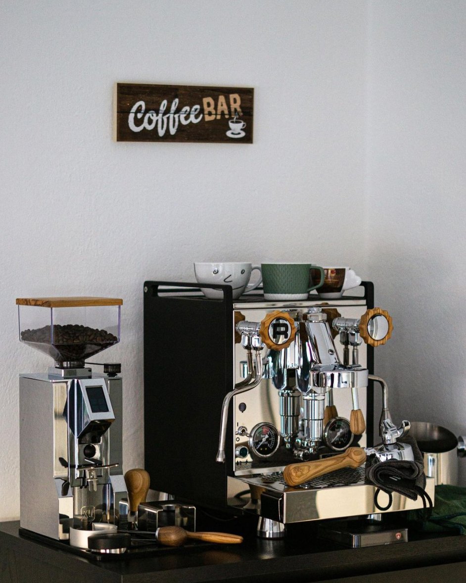 seacoffeegear's tweet photo. If this coffee bar had a name, what would it be? 👇🏽
📸 @ homemade_shot
Shop Rocket: https://t.co/M6UZl6fGr1
#homebarista #manualbrewing #brewmethods #coffeesesh #coffeeshots #coffee_inst https://t.co/u9VJGWxvAT