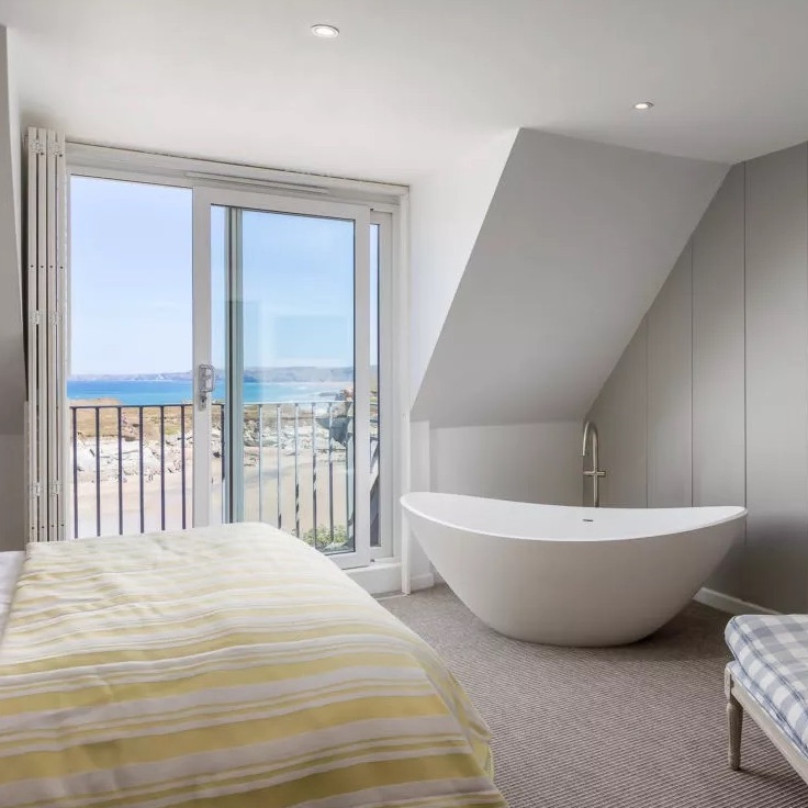 ⭐️ N E W  P R O P E R T Y ⭐️​​​​​​​​​​​​​​​​
​​​​​​​​
With Lusty Glaze to the west and Porth Beach to the north, Seascape is the fitting name for this stunning coastal retreat which sleeps six. 

We think autumn evenings spe
