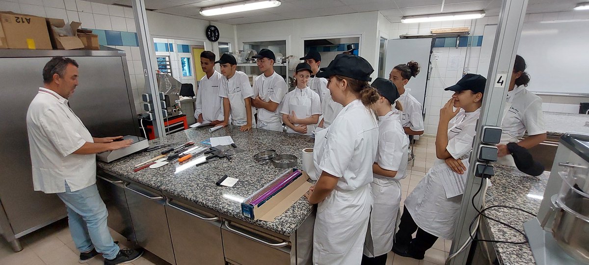 EscoffierLp's tweet photo. 1ere séance en atelier pour les 2des pro Metiers de l'alimentation (Boulangerie-Patisserie): Découverte des locaux, du matériel, des règles d'hygiène, des PFMP... Hâte de découvrir leurs 1ères productions! @AcademieNice @CardieNice https://t.co/Lg4PyXlsqC