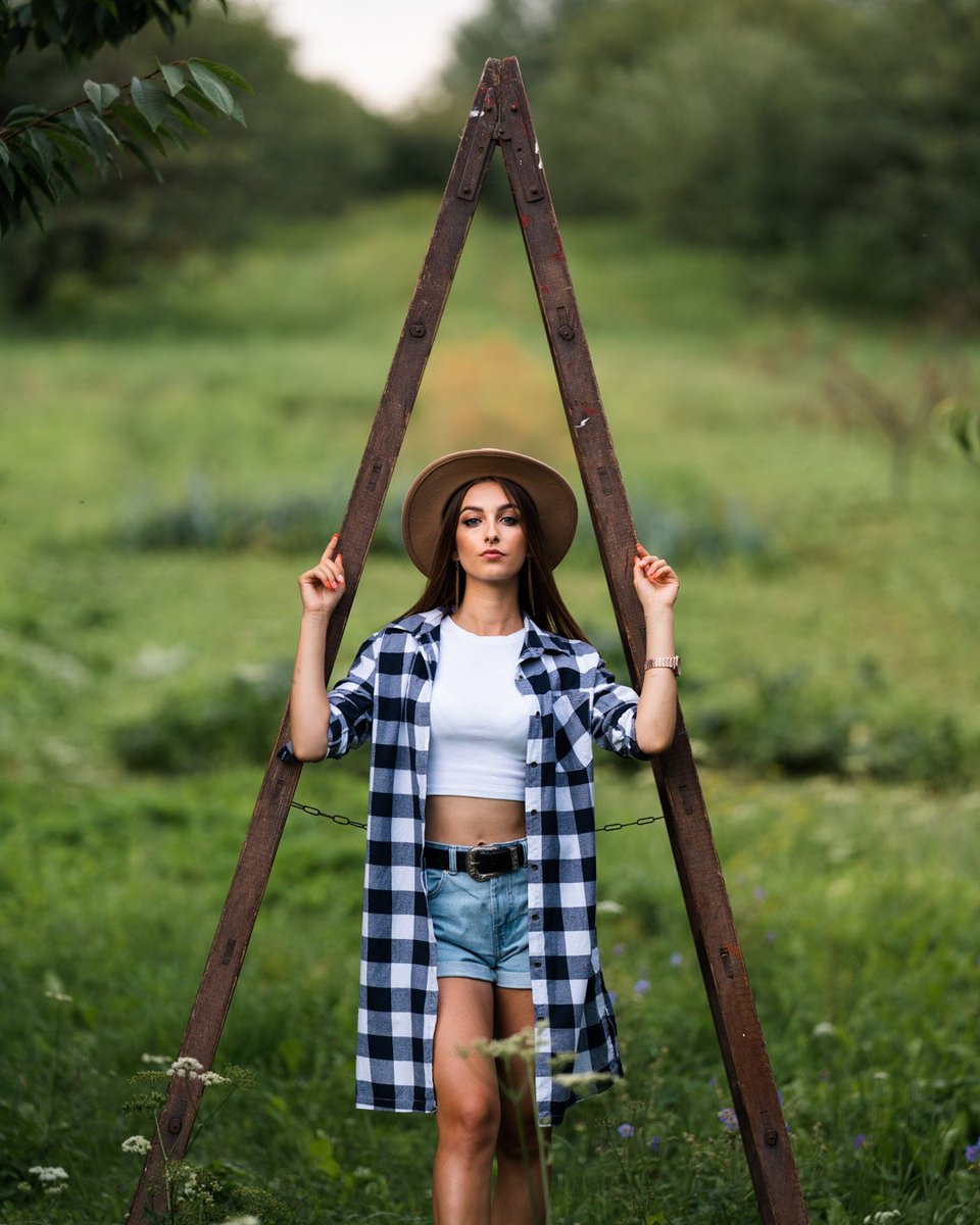ms_portraits's tweet photo. Country girl

My grandfather's ladder turned out to be a useful prop! 

#portraitshoots #sesjakobieca #fotografiaportretowa #brunettegirl 
 #polskafotografia #kobiecasesja 
#amazingphoto #portrait
#makeportrait   #polskadziewczyna #portraiture #portrety #portretkobiety https://t.co/eYBd2MFabf