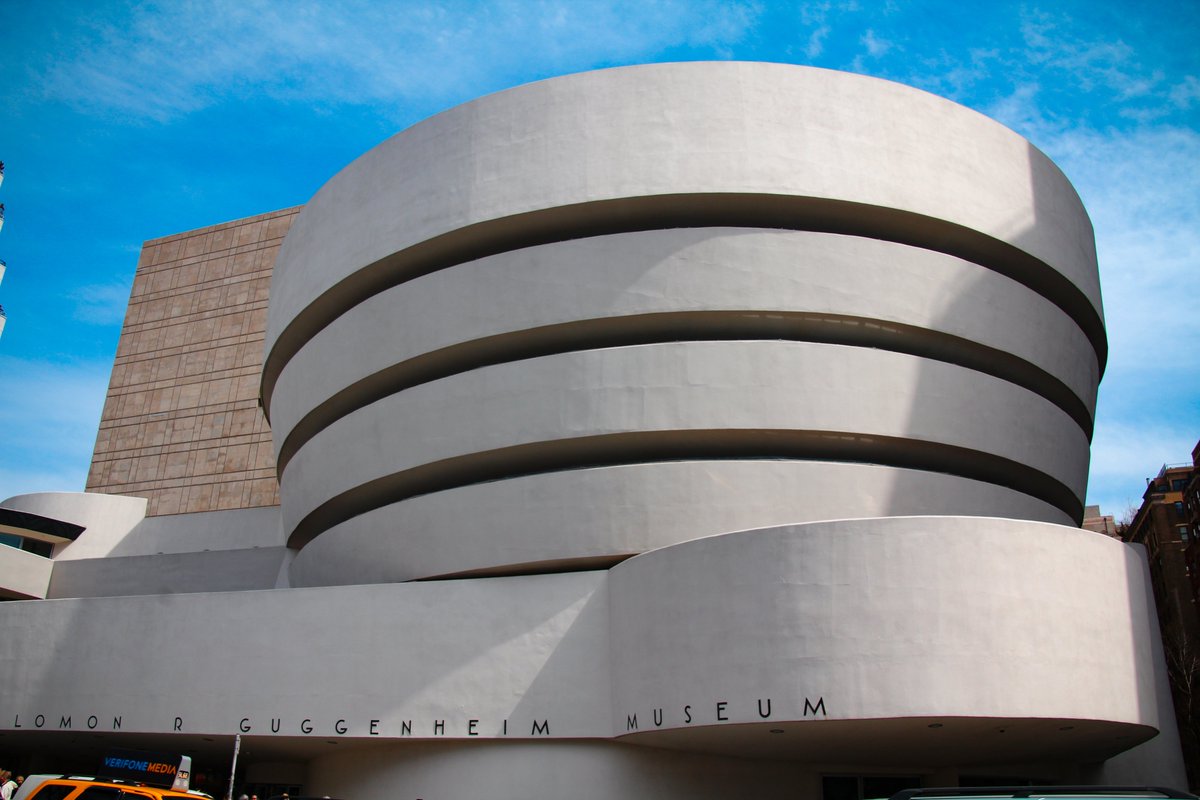 グッゲンハイム美術館 建築視点で世界中に行きたい美術館はたくさんあるけどここも行きたかった美術館 の一つ 世界的建築家フランク ロイド ライトにより建築設計された かたつむりの殻 と形容され 美術館施設の概念を根本から覆した 13 4 N Y ぶら旅