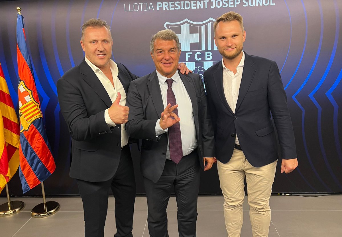 Przed meczem miła rozmowa z Joanem Laportą, a teraz debiut <a href="/lewy_official/">Robert Lewandowski</a> w barwach <a href="/FCBarcelona/">FC Barcelona</a> w Lidze Mistrzów! Powodzenia Robert!