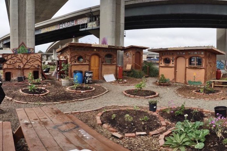 TheLastStrawMag's tweet photo. In this article from Issue 72, Miguel Elliott writes about his experiences building quick, natural, and low-cost structures that he calls Palletable Cobins.

Read the full article from Issue 72 at the link in our bio ⚒️

#naturalbuilding #cobonwood #cob #palettehouse #diy https://t.co/PmoqKYep66