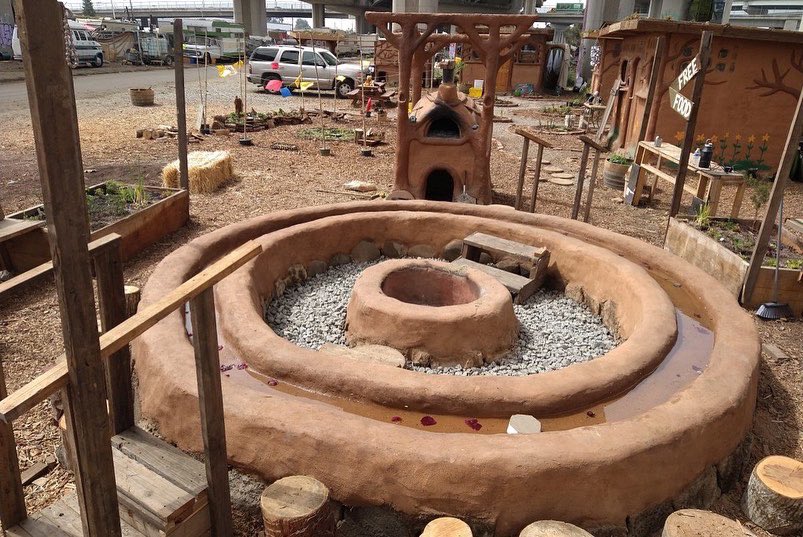 TheLastStrawMag's tweet photo. In this article from Issue 72, Miguel Elliott writes about his experiences building quick, natural, and low-cost structures that he calls Palletable Cobins.

Read the full article from Issue 72 at the link in our bio ⚒️

#naturalbuilding #cobonwood #cob #palettehouse #diy https://t.co/PmoqKYep66