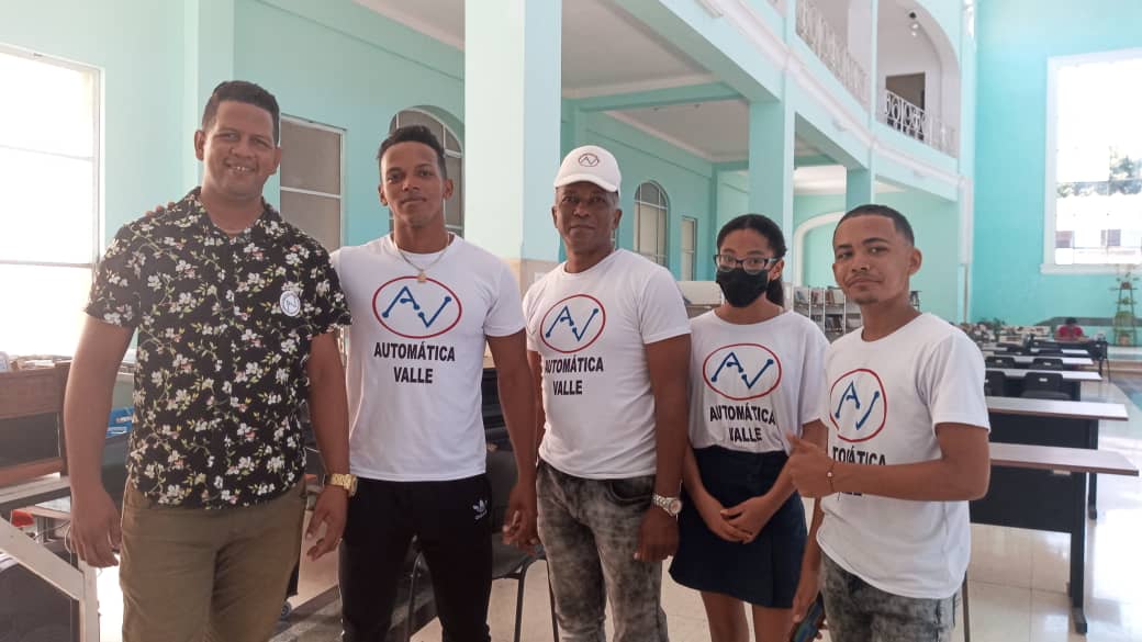 Premiación (1mer y 3cer lugar ) a 2 estudiantes de nuestro centro en el concurso de ROBÓTICA 2021-2022 .Los adolescentes cubanos preparados en el uso de la tecnología <a href="/LeyanisOlivar16/">Leyanis Olivares Darroman</a> @DMArroyoNaranjo <a href="/DpeLaHabana/">Dirección General de Educación La Habana</a>  <a href="/FalconYoania/">Yoania Falcón Suárez</a> <a href="/elsa_ena/">Ena Elsa Velázquez Cobiella</a> <a href="/DiazCanelB/">Miguel Díaz-Canel Bermúdez</a>