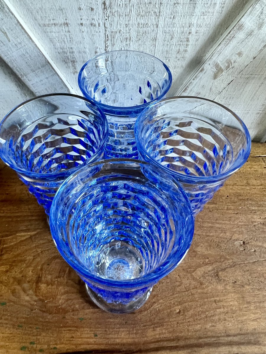 WolfenasV's tweet photo. Just listed Whitehall cubist glasses. Gorgeous. #whitehall #indianaglassco #MadeInUSA #cubist #1960s #midcentury #upcycle #Recycle #savetheplanet #colonialblue #aqua https://t.co/cPHIwsCAzH