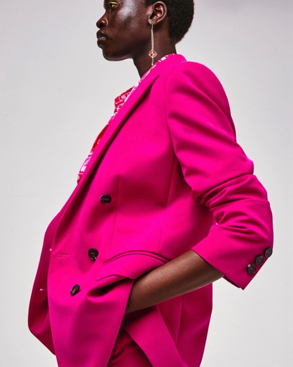 AcapellaStyleM's tweet photo. LOVE YOUR BLAZER STYLE… MARELLA
My favourite ways to wear a blazer…
- with jeans and a vintage style t-shirt
- a hard edged blazer with a soft girly dress 
-with a high necked t-shirt/top and a micro mini skirt
#acapellastylemuseum  #personalstylist #styleblogger #blazerstyle https://t.co/Dgk5LGU9l3