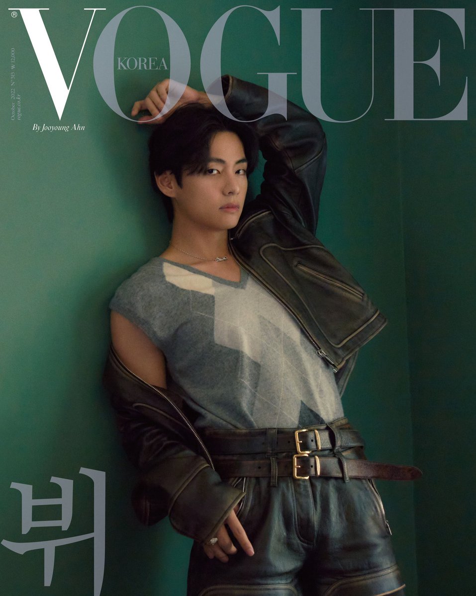 vminiecats's tweet photo. 📸— Hilo con las nuevas fotos de #V para la portada de octubre de VOGUE KOREA. 

La revista lo nombró como un icono de la era "An Icon of an era" (1/2) https://t.co/80llSQHib9