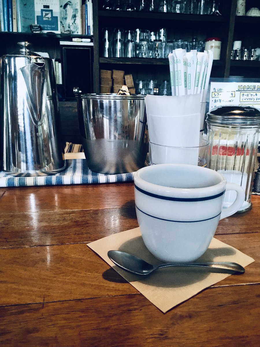 AintNoS01401358's tweet photo. 海沿いらしい配色な千倉のサロン、サンドカフェ。地元の中高年の皆さんがくつろぎ談笑されていて、愛されてる感じが良かったです。
#千倉 #SandCAFE https://t.co/ag2apTbiHi