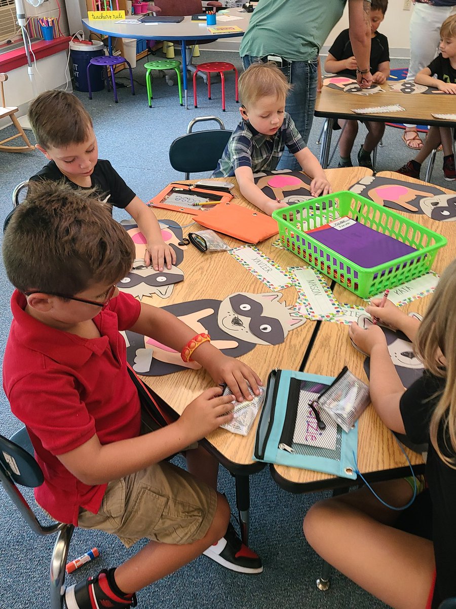 mrsjrocksk's tweet photo. First Day of K means first kindergarten craft...Chester the Raccoon was a hit @SSSchoolWB! #wbwildcats https://t.co/fkyYNdHcYC