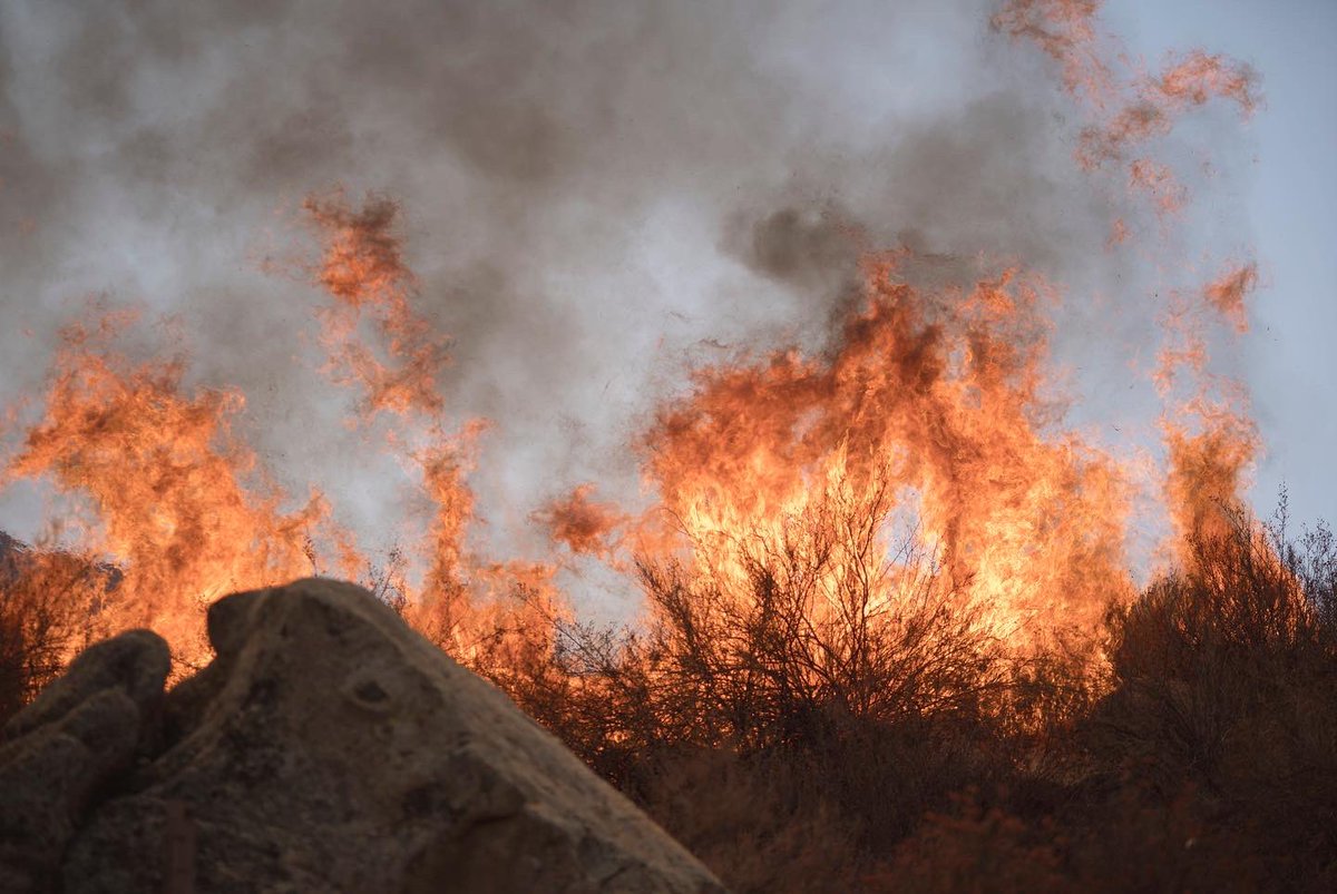 ericthayer's tweet photo. #FairviewFire Hemet, CA  @business https://t.co/vTLnU1ILm8