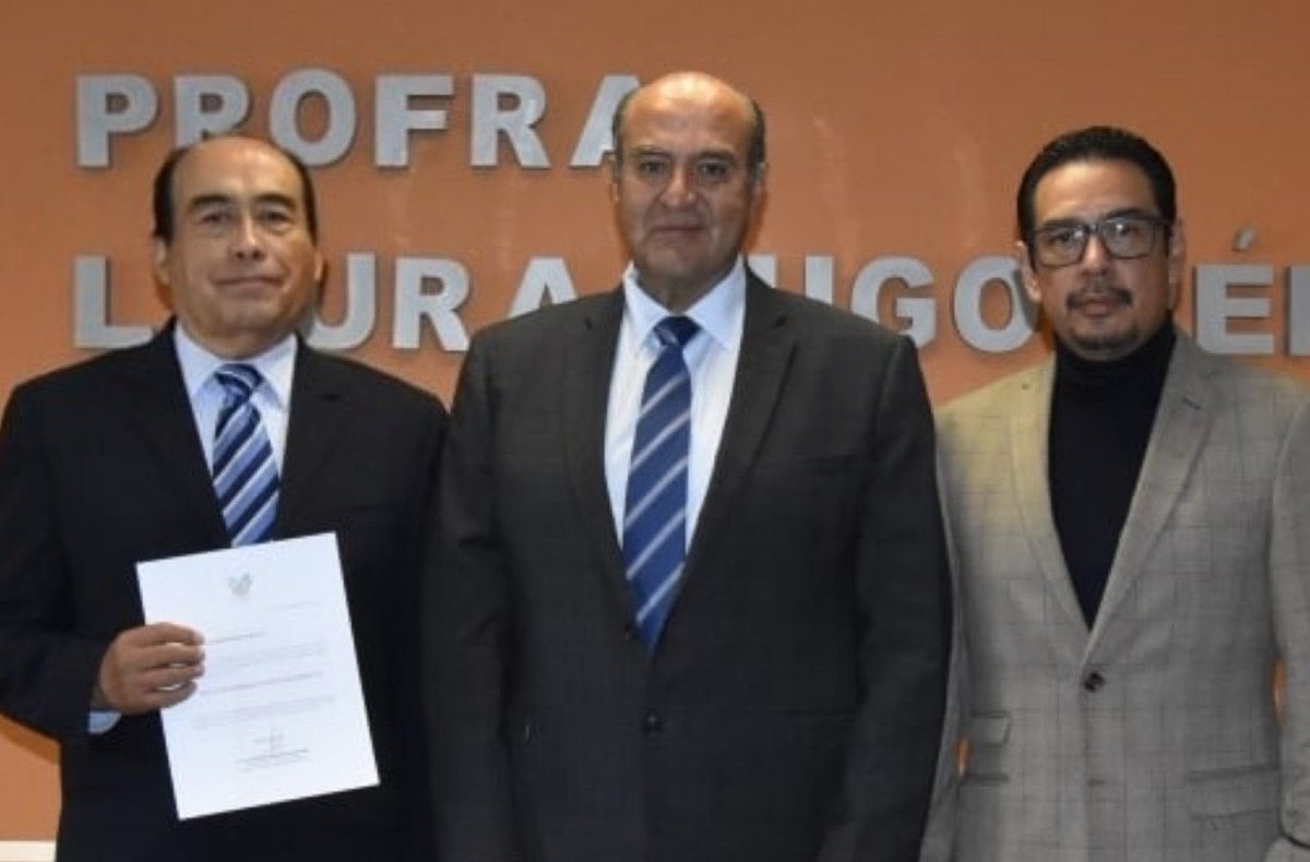 SEPHidalgo's tweet photo. Cumpliendo con la instrucción del gobernador @juliomenchaca_, el secretario @natycastrejonv tomó protesta a Teódulo Quintín Pérez Portillo en su nueva encomienda como director general de Asuntos Jurídicos de la SEPH. #PrimeroElPueblo https://t.co/5TfYiuhrcg