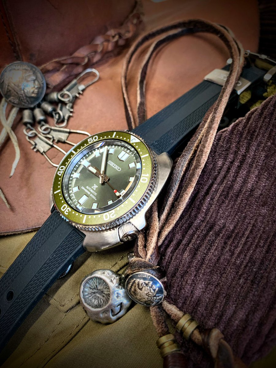 feffs8's tweet photo. 随分と涼しくなってきました......
そろそろ....秋支度
小物でアクセントを入れなきゃね!
「2nd diver キングタートル」
オリーブの色彩とエッジの効いた独特のフォルム。200m防水ですので釣りやキャンプにはもってこいのアイテム。ガシガシ使えます(笑。
#SBDC111
#PROSPEX
#DIVERSCUBA
#タートル https://t.co/KBAeWyrMQX