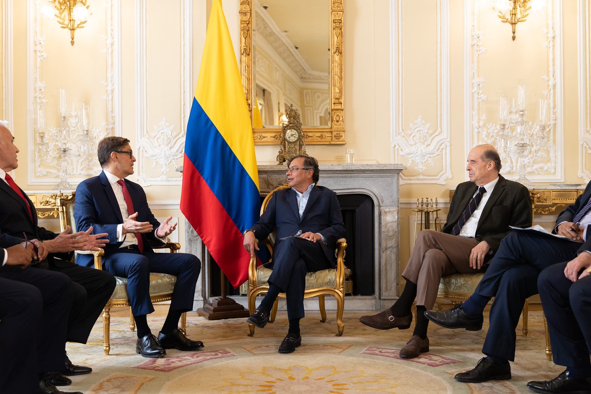 En nombre del Presidente @NicolasMaduro , entregamos las Cartas Credenciales que nos acreditan como Embajador de la República Bolivariana de Venezuela ante el Gobierno de la República de COLOMBIA, retomando el empeño de paz y acercamiento histórico de nuestros pueblos.