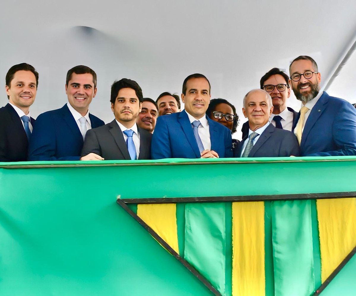 kaiomoraesba's tweet photo. Celebrando este #7deSetembro com a minha família, e ao lado do prefeito @brunoreis e secretários da Prefeitura, prestigiando o bicentenário da Independência do Brasil. Essa data demonstra que a luta por dias melhores nunca cessará em nossos corações. https://t.co/TbfJZuBOaA