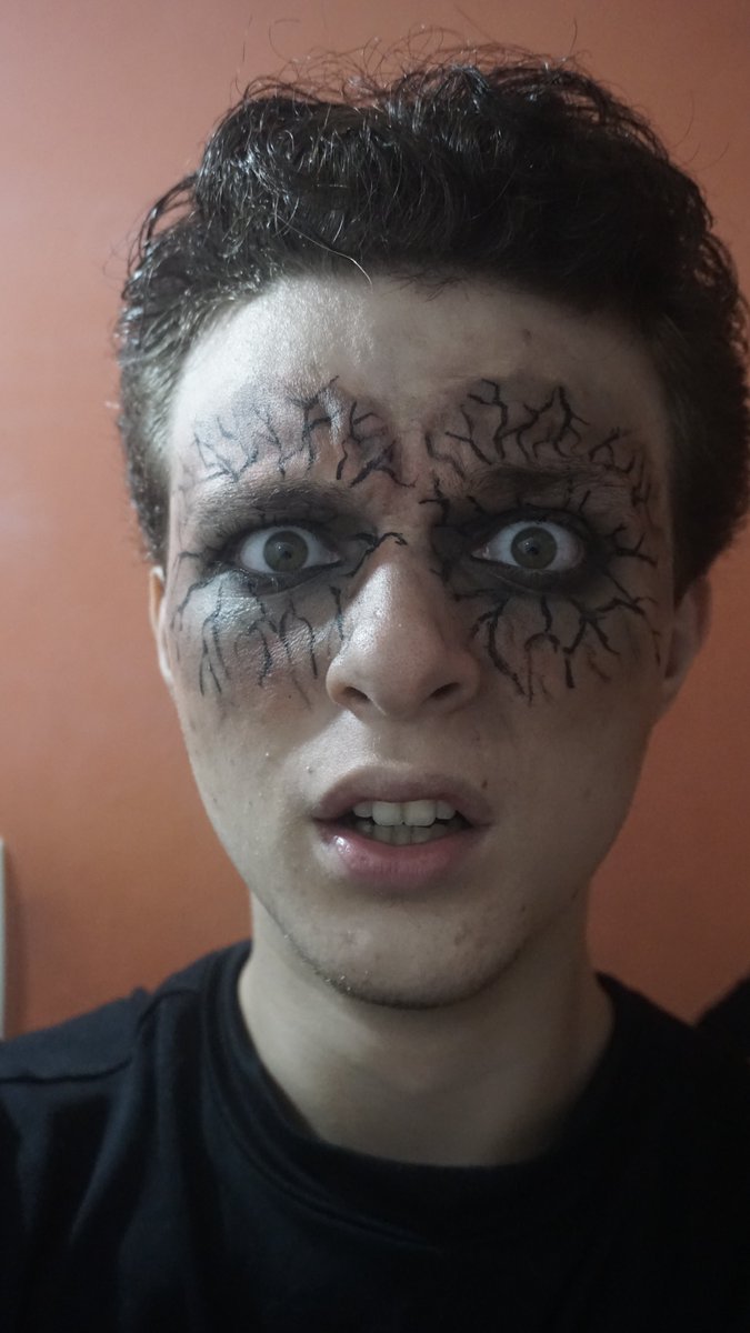 jlmartinssantos's tweet photo. "Quando o sino tocar, todo mundo vai morrer..."
Make de hoje, cortesia da minha irmãzinha querida ehhehehehhee #OSNI #OrdemParanormal #OPMusical https://t.co/rAhTL6bJ3Q